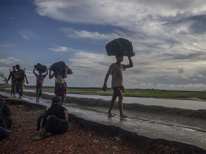 Избјеглице које прелазе из Мјанмара у Бангладеш (Фото: Dar Yasin/Associated Press) - 