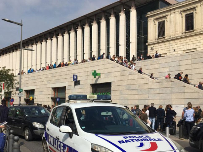 Полиција на железничкој станици Сен-Шарл у Марсеју (Фото: Twitter) - 