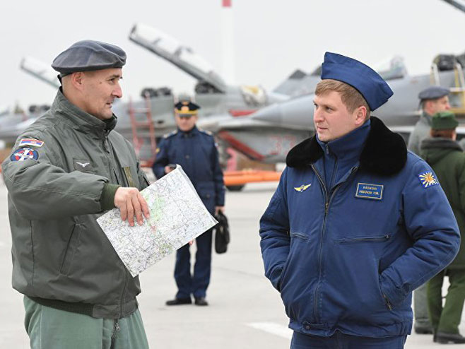 Српски и руски пилоти (Фото:Министарство одбране) - 