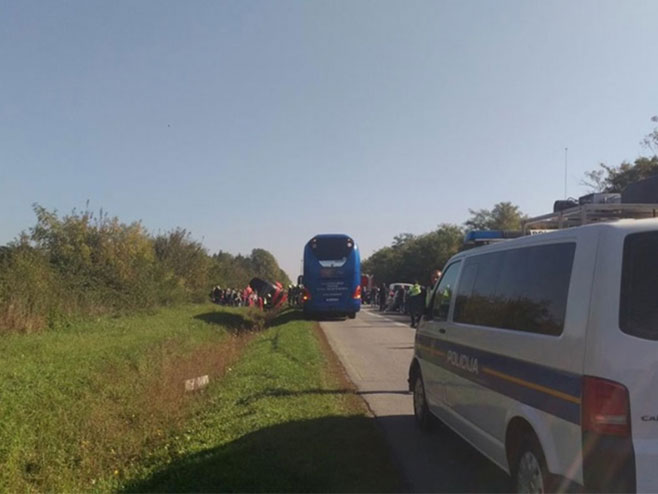Славонски Брод - преврнуо се аутобус пун ученика (Фото: sbplus.hr) - 