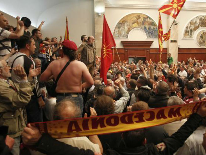 Упад у парламент Македоније - Фото: ТАНЈУГ
