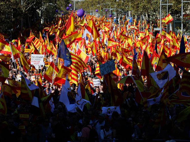 Више од милион људи на улицама Барселоне против независности - Фото: ТАНЈУГ