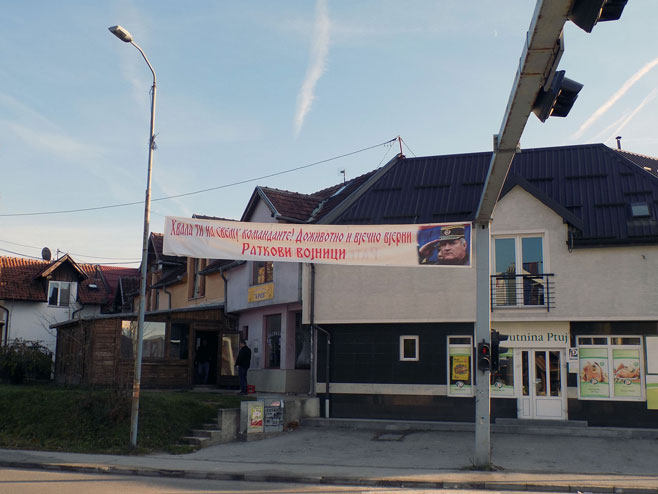 Источно Сарајево:Транспаренти подршке генералу Младићу - Фото: СРНА