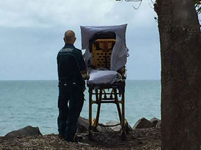 Болничар испуњава 70-годишњој жени жељу на самрти (Фото: Facebook/Queensland Ambulance Service) - 