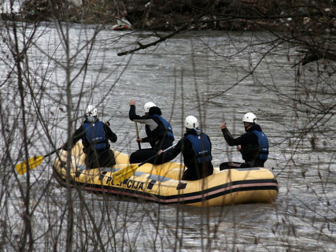 Полиција претражује ријеку Босну (Фото: Кликс/архив) - 