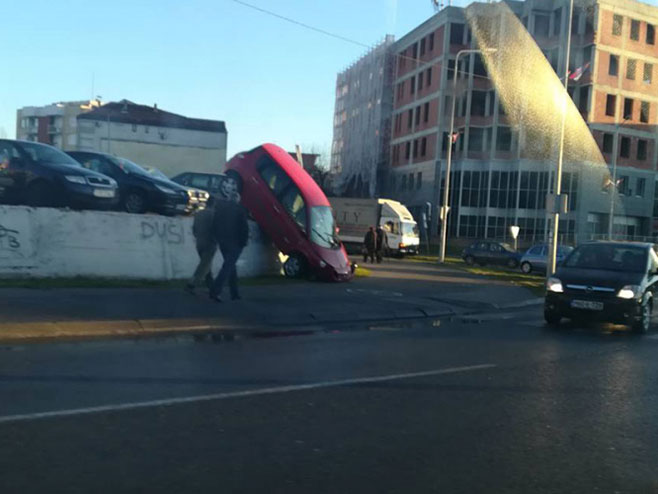 Аутомобил слетио са паркинга - Фото: nezavisne novine