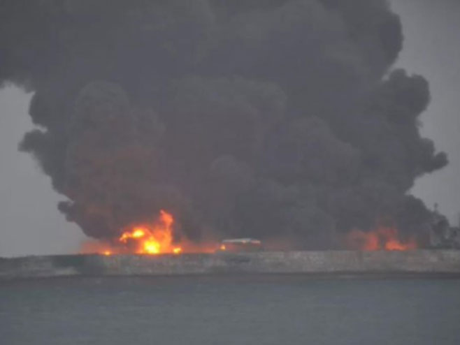 Судар танкера и теретњака код обале Кине (Фото: Twitter) - 