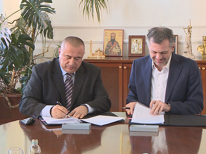 Радојичић и Међед потписују споразум - Фото: РТРС