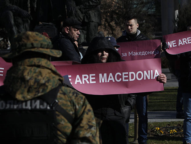 Македонија: Демонстранти запалили заставу НАТО-а испред Собрања  (Фото:AP Photo/ Boris Grdanoski) - 