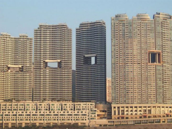 Зашто небодери у Хонг Конгу имају рупе у средини - Фото: Screenshot/YouTube