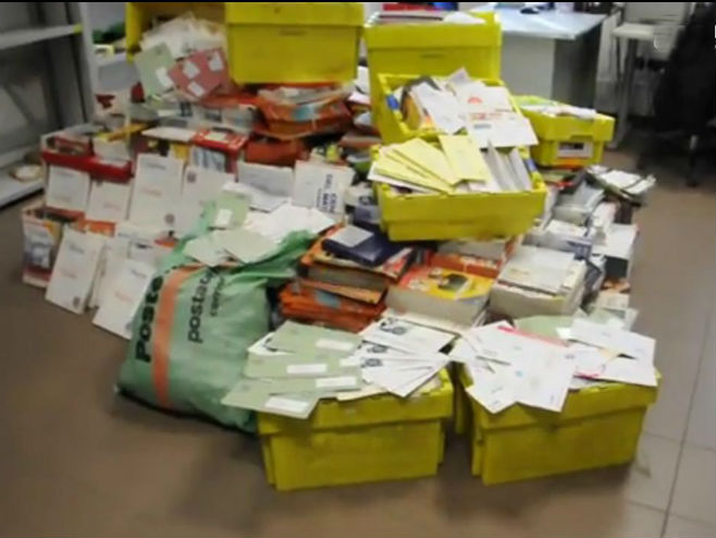 У гаражи поштара пронашли пола тоне неиспоручене поште - Фото: Screenshot