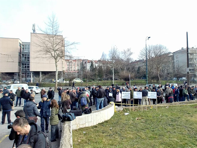 Близу стотину радника "Хидроградње" пред Владом ФБиХ (Фото:N1) - 