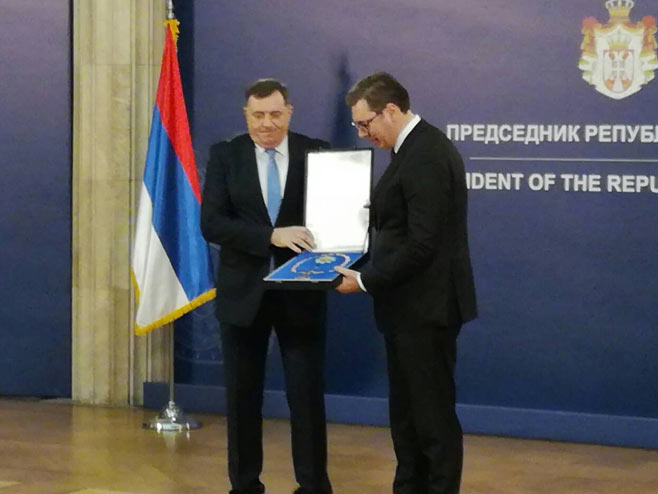 Dodik odlikovao Vučića ordenom Republike Srpske (Foto: RTRS)