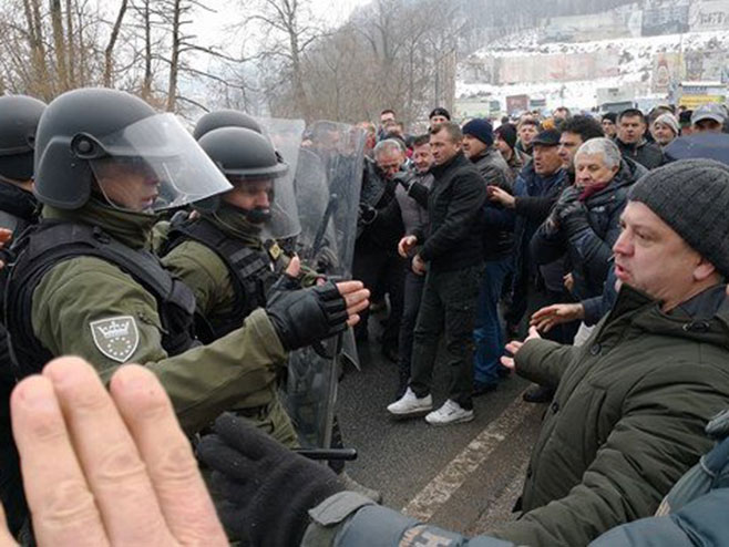 Мравићи- Нагуравање полиције и демонстраната - Фото: klix.ba