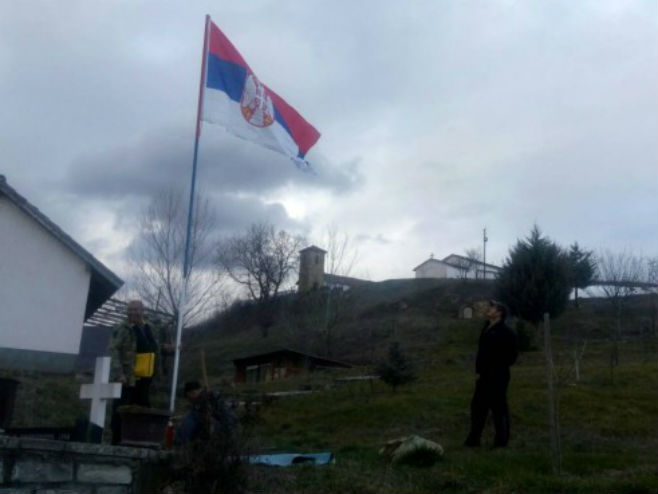 У Великој Хочи поново подигнута српска застава - Фото: РТС