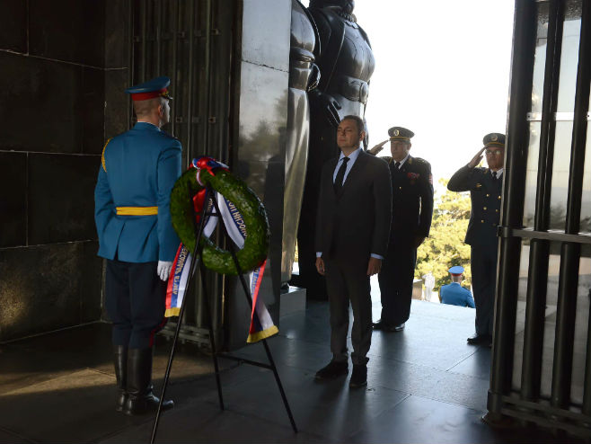 Вулин положио вијенац на Споменик незнаном јунаку (Фото: Министарство одбране Србије) - 