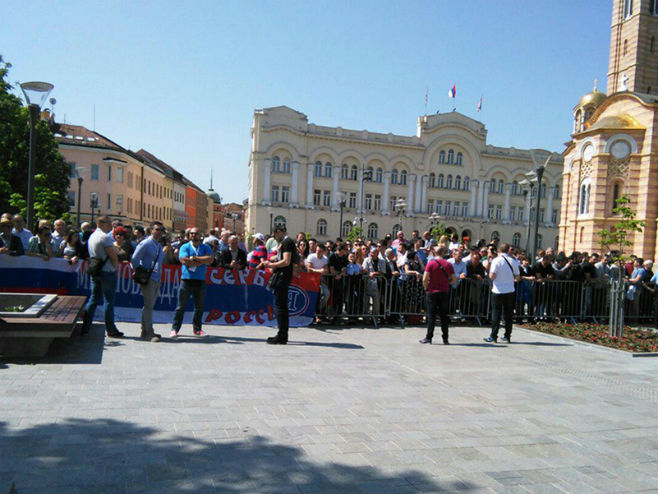Бањалучани дочекали руску делегацију испред Палате предсједника (Фото: RAS Srbija) - 