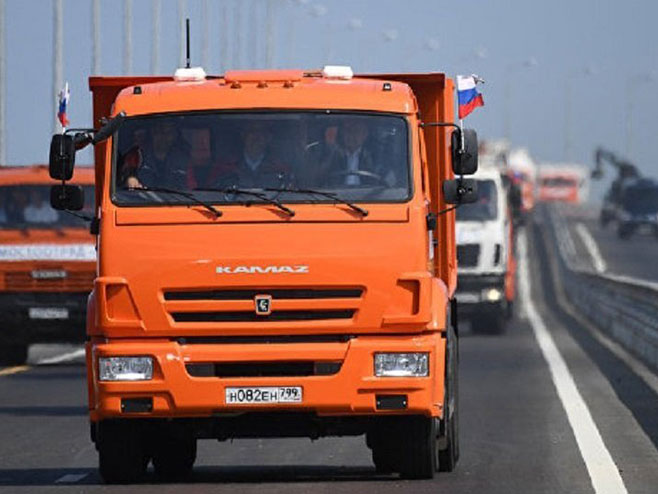 Отворен Кримски мост: Путин за воланом камиона (Фото: rs-lat.sputniknews.com) - 