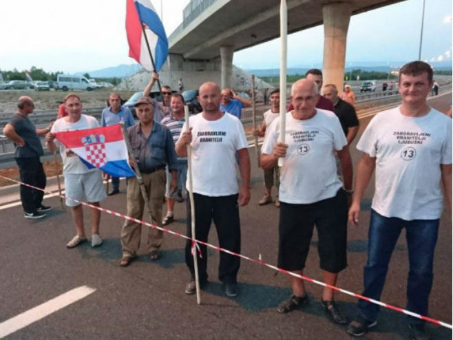 Бивши припадници тзв. Армије БиХ и ХВО блокирали  гранични прелаз Бијача - Фото: klix.ba