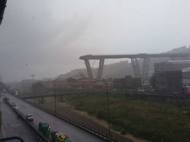 Срушио се саобраћајни мост у Ђенови (Фото:  Twitter) - 