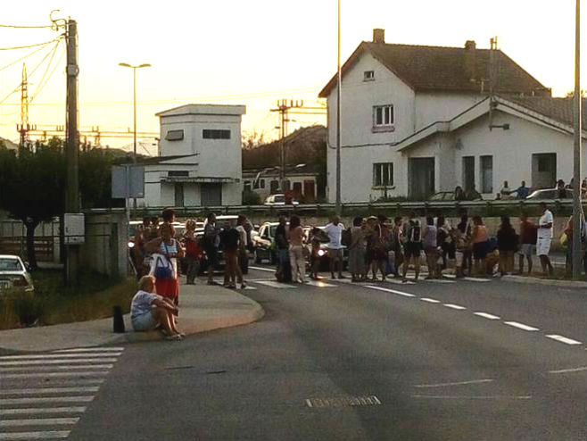 Голубовци -путници воза блокирали магистралу (Фото: Vijesti online) - 