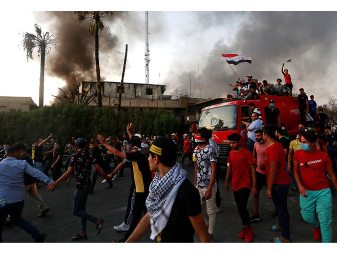 Протести у Басри (фото: rt.com) - 