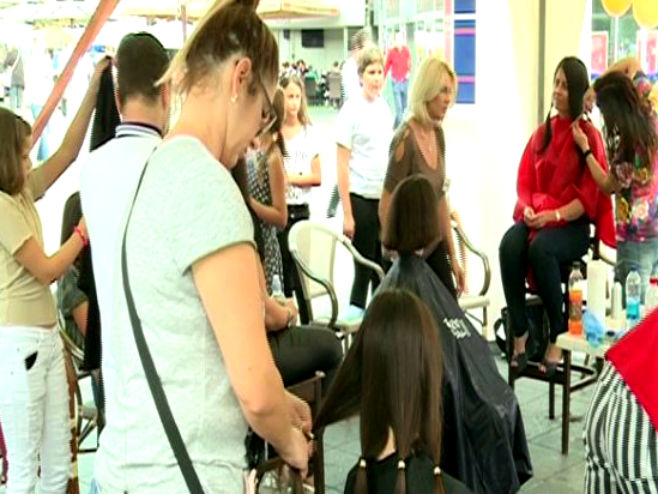 Бањалука - хуманитарна акцији шишања и донирања косе (Фото: АТВ) - 