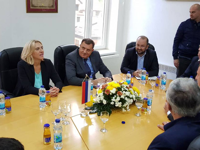 Dodik i Cvijanovićeve sa Grujičićem (Foto: RTRS)