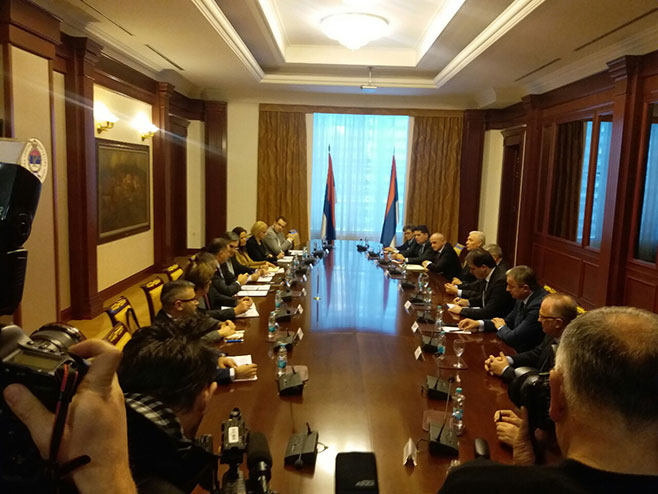 Додик са представницима политичких странака - Фото: РТРС