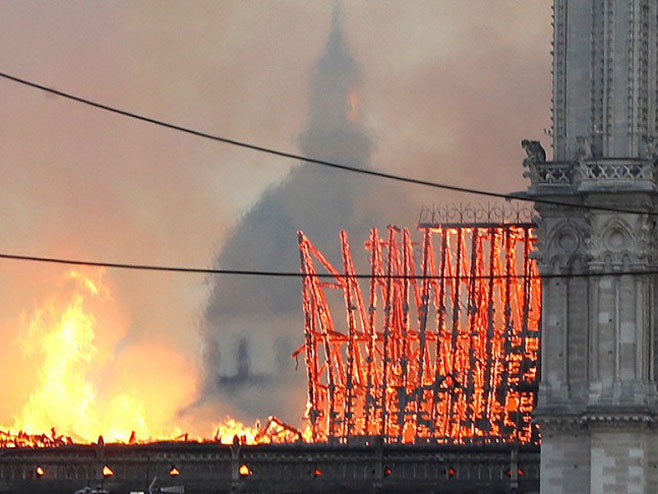 Катедрала Нотр Дам уништена у ватреној стихији (Фото:ТаnjugAP) - Фото: ТАНЈУГ