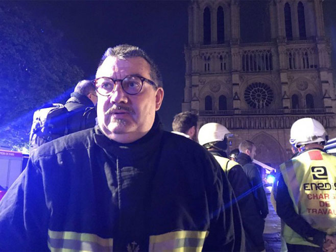 Француски свештеник утрчао у катедралу и спасио "Христову круну" (фото:Twitter) - 