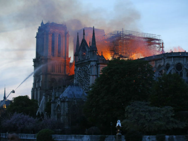 Катедрала Нотр Дам у пожару - Фото: AP