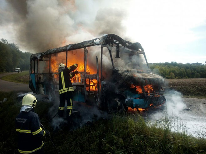 У Прњавору се запалио мини бус (фото:tvk3.info) - 