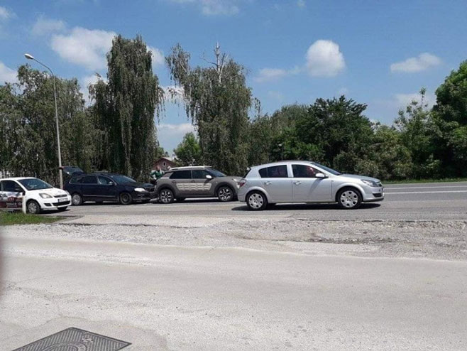 Бања Лука: Ланчани судар  (Foto:Policija zaustavlja/Facebook) - 