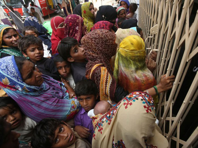 Мјештани Рато Дера испред болнице чекају тестирање (фото: AP / Fareed Khan) - Фото: AP