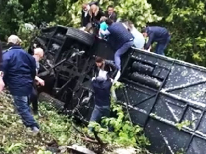 Преврнуо се аутобус, погинуо руски туриста (Фотo:атв.бл) - 