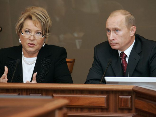 Матвијенко и Путин (Фото: RFE/RL) - 