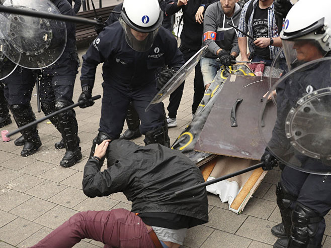 Протест „Жутих прслука“ у Бриселу, сукоби са полицијом (фото: AP Photo / Francisco Seco) - 