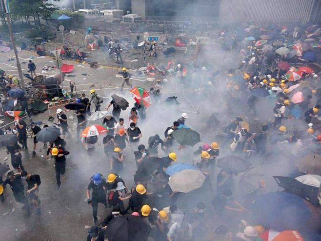 Хаос у Хонгконгу (фото: twitter.com/05rKknRcyZTtYEz) - 