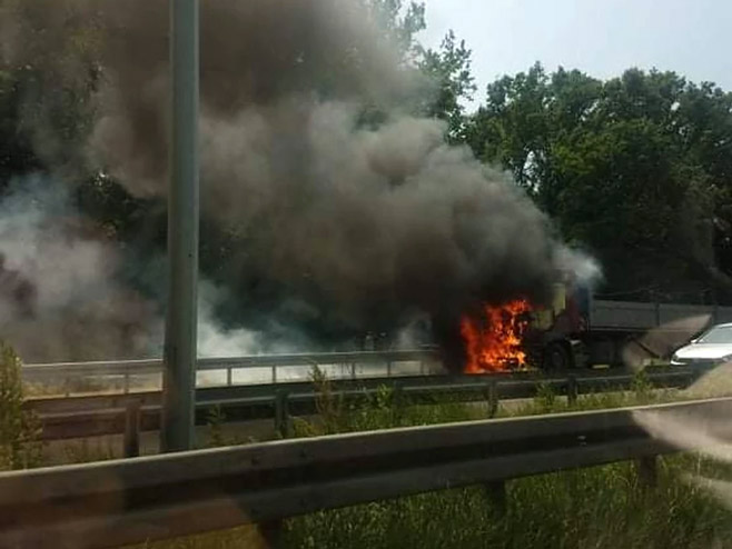 Изгорио камион на ауто-путу (фото: Саво Симић) - 