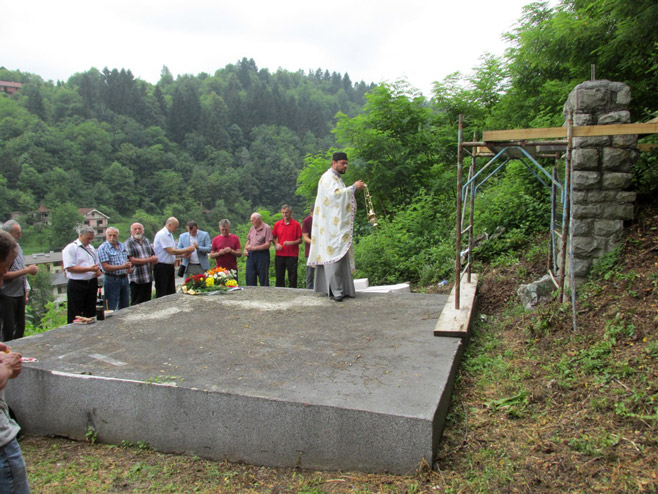 Парастос, спомен-костурница жртвама усташког злочина у Сребреници - Фото: СРНА
