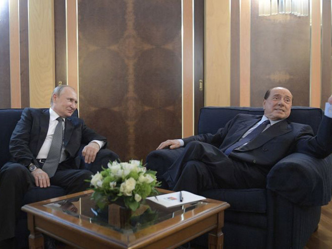 Путин се на аеродрому састао са Берлусконијем (Фото:AP Photo/Alexei Druzhinin) - 