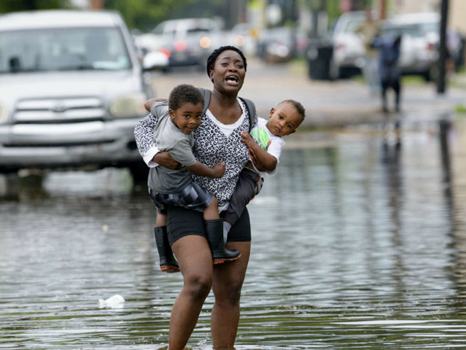 Тропска олуја паралисала Њу Орлеанс (Фото:AP Photo/Matthew Hinton) - 