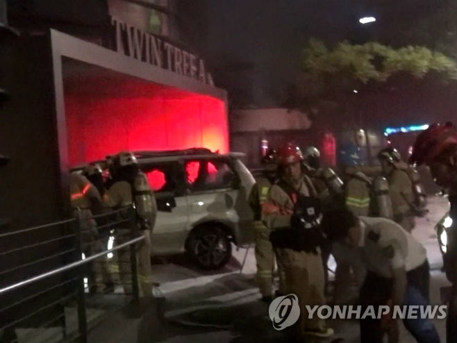 Мушкарац се спалио испред јапанске амбасаде у Сеулу - 