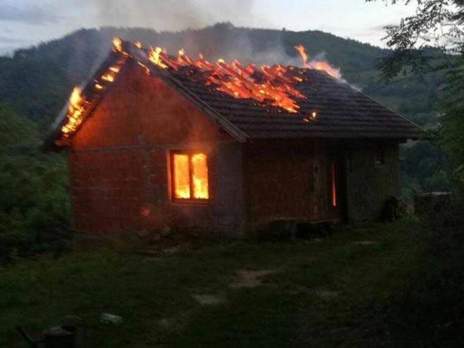 Повратничкој породици код Горажда у потпуности изгорјела кућа - Фото: klix.ba