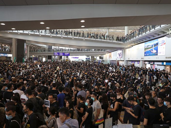 Демонстранти окупирали аеродром у Хонг Конгу (фото:Kyle Lam/Bloomberg) - 