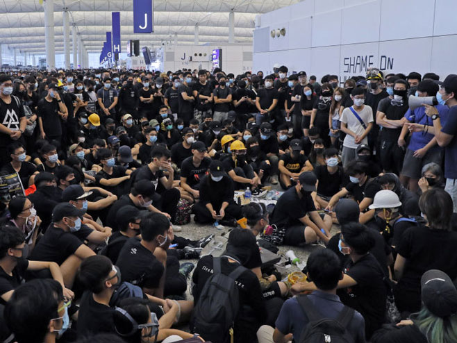 Демонстранти на аеродрому у Хонгконгу (фото:  AP Photo / Kin Cheung) - 