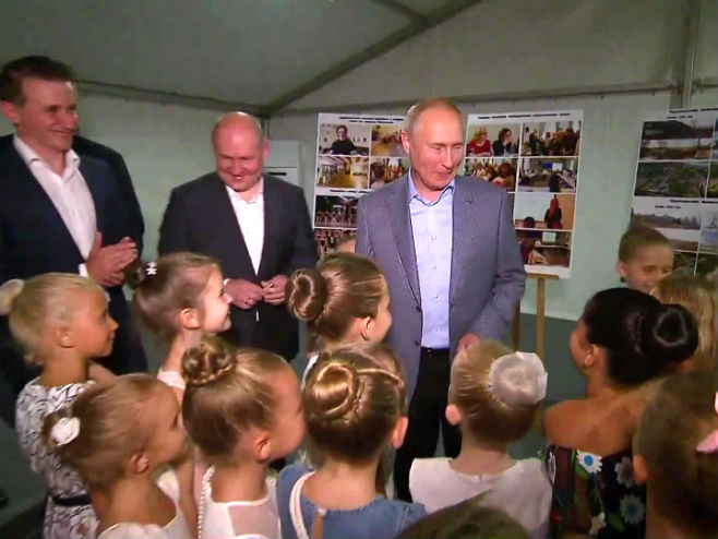 Путин са малим балеринама - Фото: Screenshot