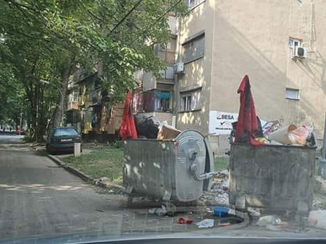 Албанске заставе у контејнерима (Фото: www.facebook.com/shkupjant) - 
