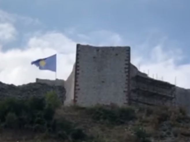 Застава самопроглашеног Косова на српској тврђави - Фото: РТС